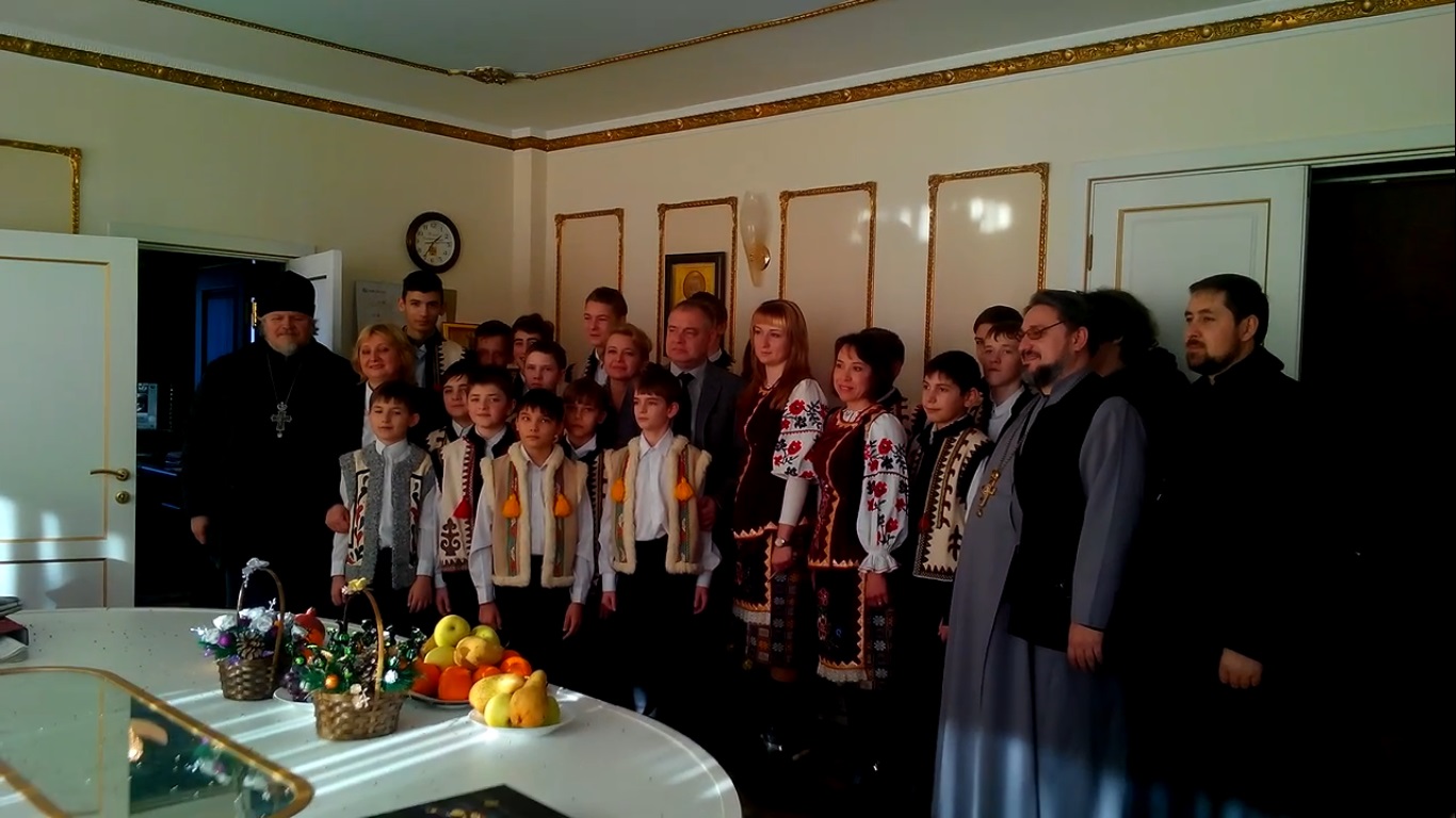 Хор мальчиков из керченского лицея искусств поздравил руководство города с праздниками песней