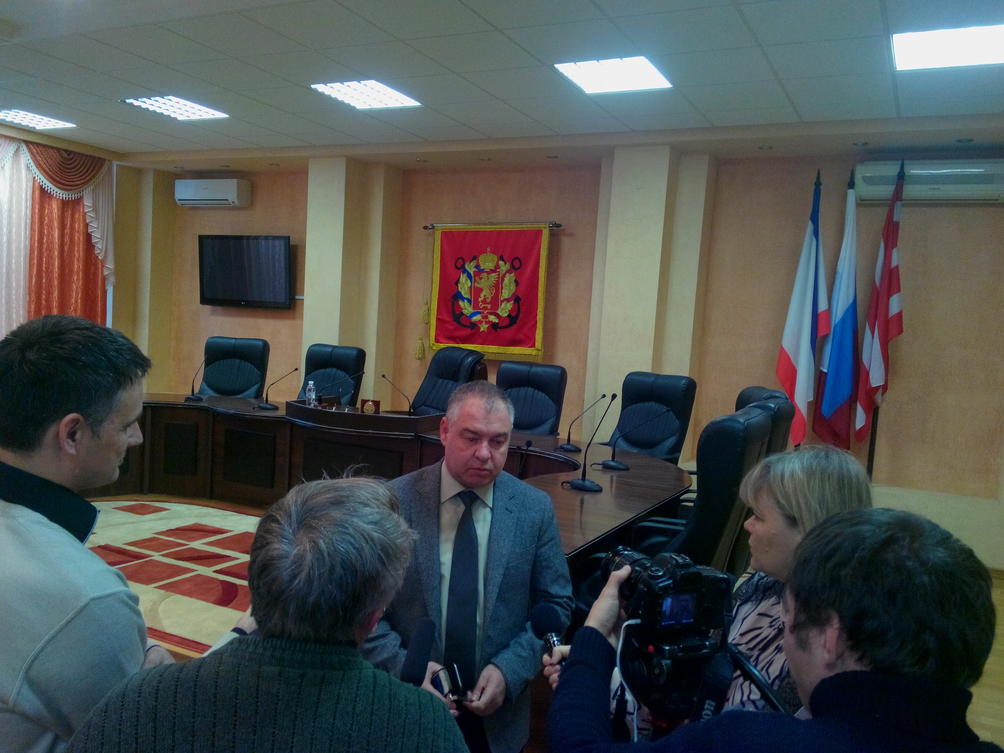 Спонтанная мини-пресс-конференция с Главой администрации прошла сегодня в кулуарах сессии Керченского горсовета