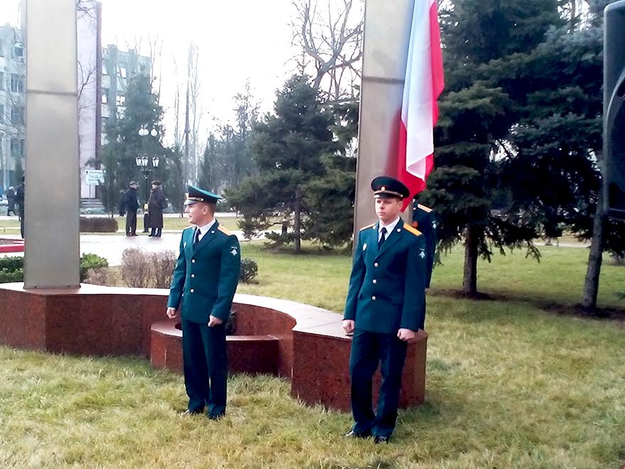 На площади у здания администрации г.Керчи состоялась церемония поднятия Государственного Флага Республики Крым