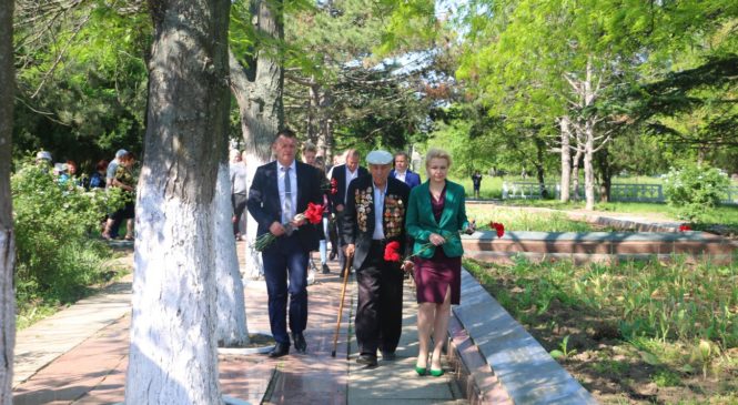 Керчане отмечают 75-ю годовщину обороны Аджимушкая
