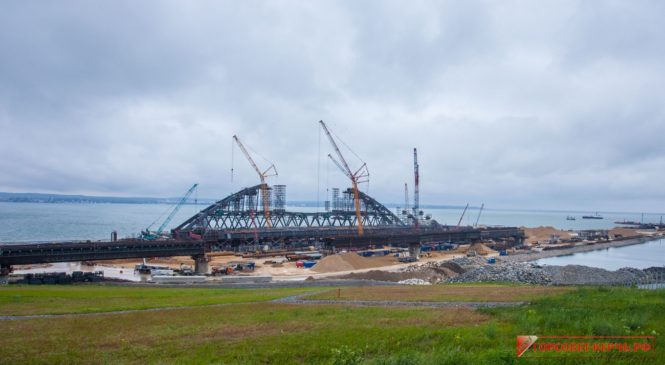 Строители раскрыли детали морской операции по установке арок Крымского моста на фарватер