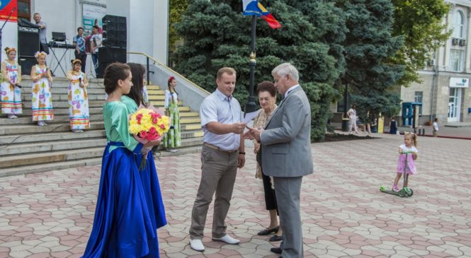 Николай Гусаков поздравил семейную пару Китиковых с Днем любви и верности