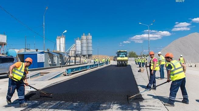 На Крымском мосту начали укладывать первый асфальт