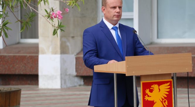 Глава муниципального образования Николай Гусаков поздравил керчан с Днем флага