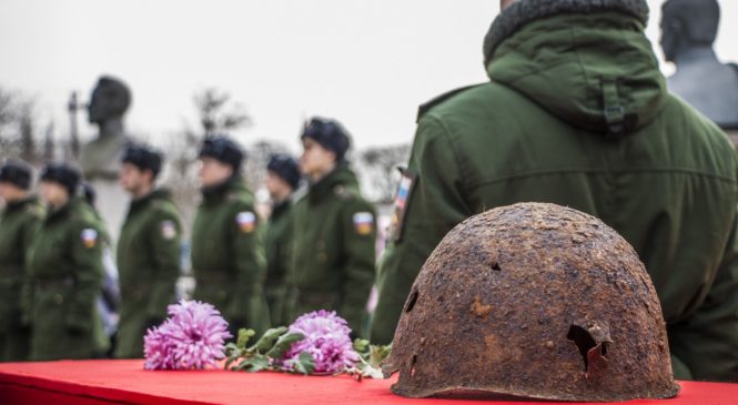 В Керчи перезахоронили останки 21 советского воина