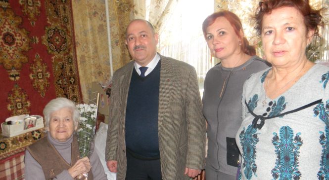 Депутат Керченского городского совета Валерий Арустамян поздравил ветерана с 95-летием