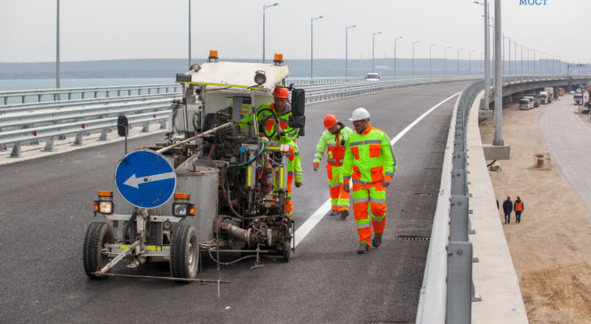 Строители наносят разметку на дорожное полотно Крымского моста (ВИДЕО)