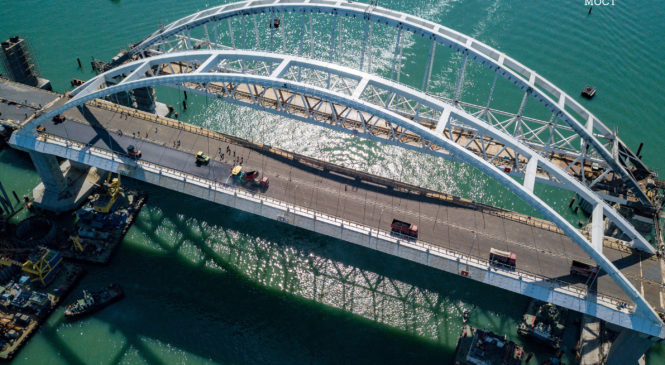 Завершена укладка асфальта на Крымском мосту (ВИДЕО)