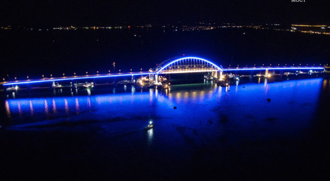 Строители провели тестовое включение архитектурной подсветки автодорожной арки Крымского моста