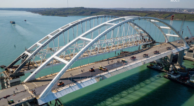 Строители асфальтируют полотно автодорожной арки Крымского моста (ВИДЕО)