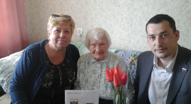Депутат Керченского горсовета Павел Шпехт поздравил с 95-летним юбилеем ветерана ВОВ