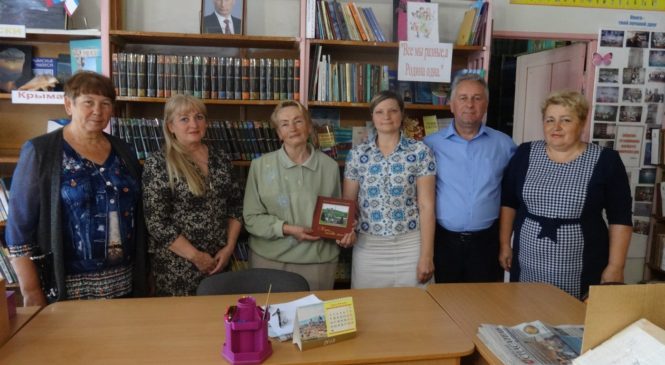 Книга — источник знаний. Керченские депутаты дарят книги библиотеке