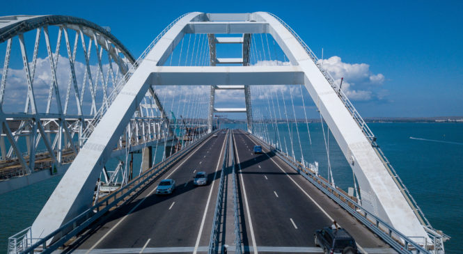 1 октября Крымский мост открывается для движения грузового транспорта