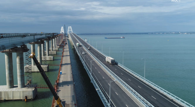 10 тысяч грузовиков проехали по Крымскому мосту за первую неделю октября (ВИДЕО)