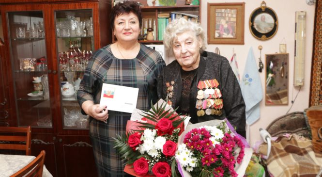 Ольга Солодилова поздравила ветерана ВОВ с 90-летним юбилеем
