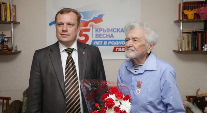 Глава муниципального образования поздравил с днем рождения писателя Василия МАКОВЕЦКОГО