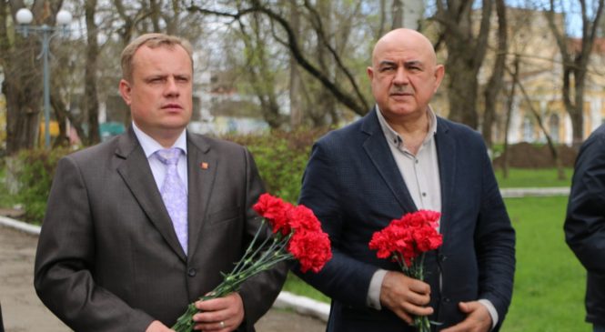 Делегация из Южной Осетии возложила цветы к братской могиле