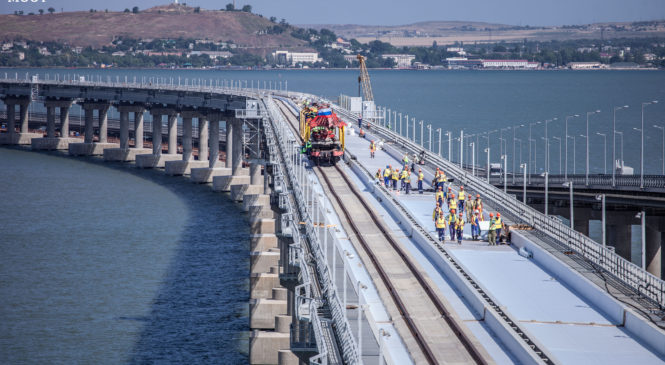 На первом пути Крымского моста сомкнули рельсы