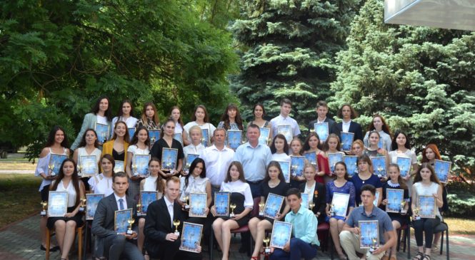 В Керченском городском совете чествовали золотых медалистов 2019 года