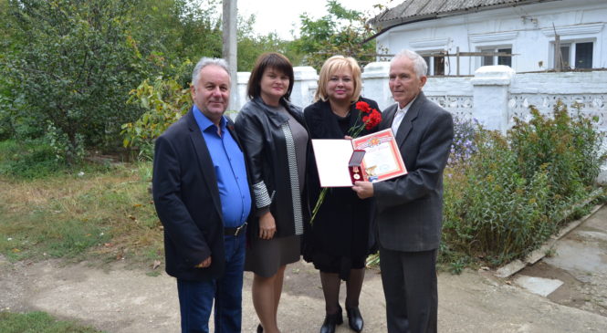 Глава муниципального образования Мая ХУЖИНА поздравила с 80-летним юбилеем ветерана Анатолия СЛОНОВА