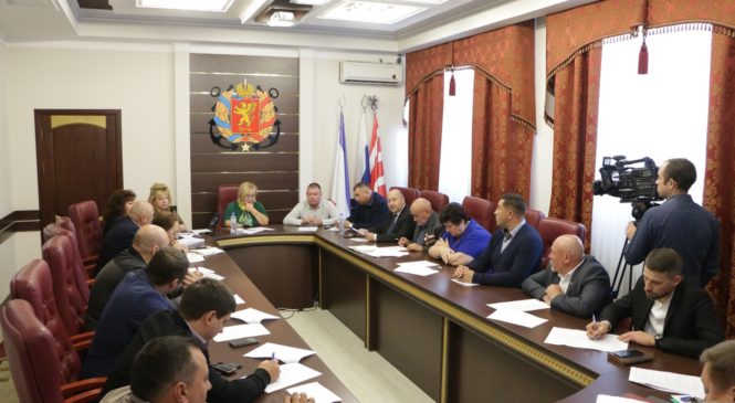 Мая ХУЖИНА провела расширенное совместное совещание с депутатами и ресурсниками
