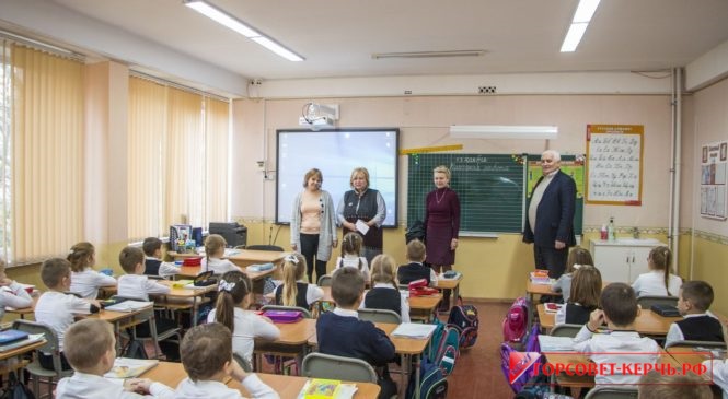 Мая ХУЖИНА подарила учащимся школ билеты на детский спектакль