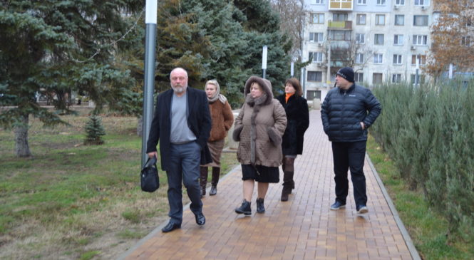 Руководство города проинспектировало ход работ в Комсомольском парке