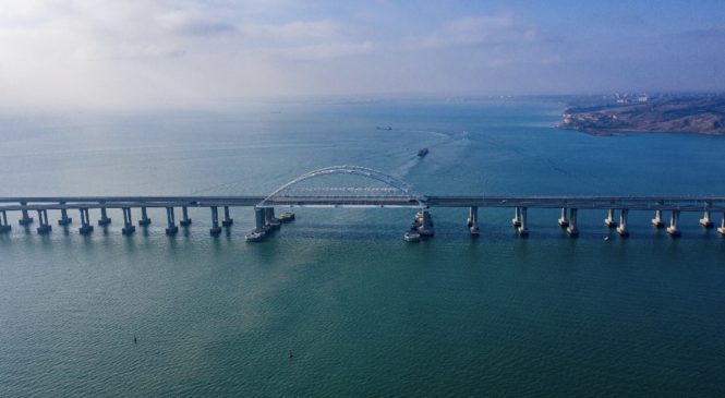 30 июня на Крымском мосту откроется грузовое железнодорожное движение