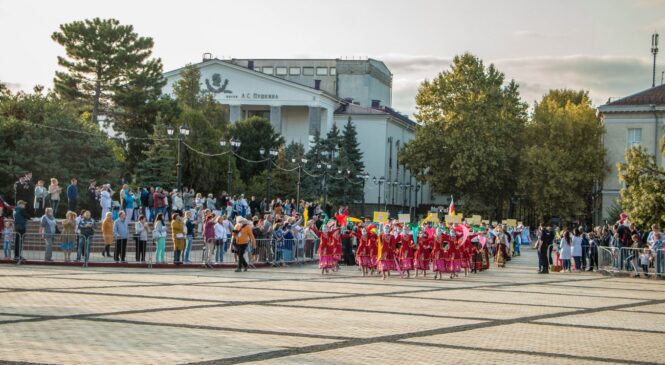 По центральной площади Керчи прошли участники фестиваля «Дружба народов»