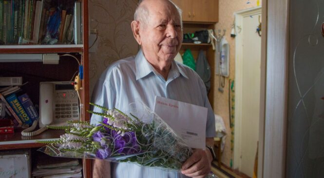 Ольга СОЛОДИЛОВА поздравила фронтовика Ивана МАКАРОВА с 95-летием
