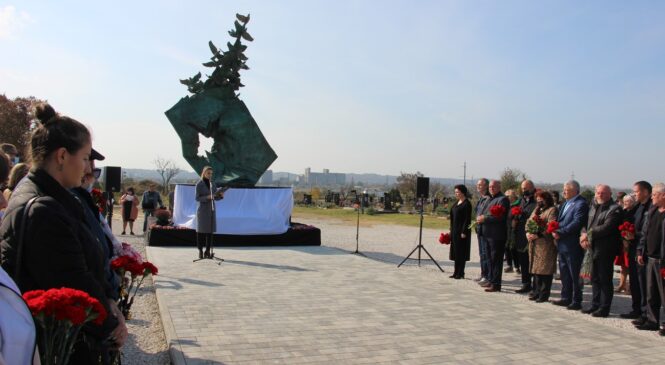 В годовщину трагедии в политехе в Керчи открыли мемориал в память о погибших
