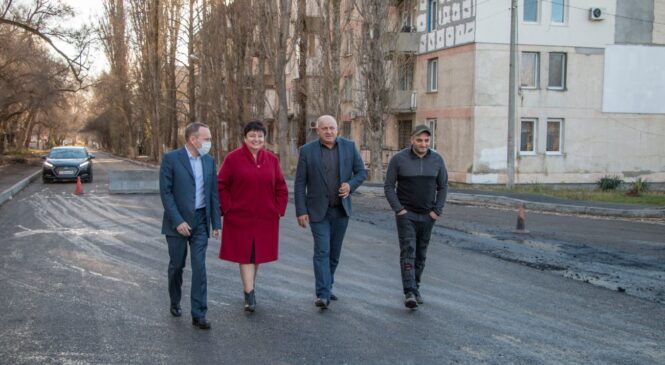 Руководство города с депутатом Госдумы РФ осмотрели новые дороги и квартиры для сирот