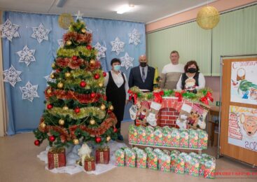Воспитанникам социально-реабилитационного центра для несовершеннолетних передали подарки от депутатов