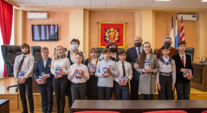 Талантливых керченских детей поздравили с наступающими праздниками