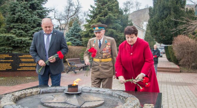В преддверии Дня защитника Отечества руководство Керчи возлагает цветы к Вечному огню