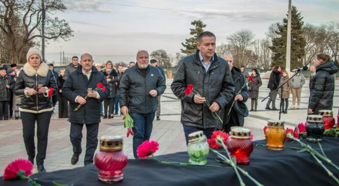 В Керчи почтили память жертв теракта в Донецке