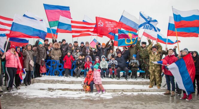 В Керчи ко Дню воссоединения Крыма и России прошёл масштабный автопробег «Мы вместе»
