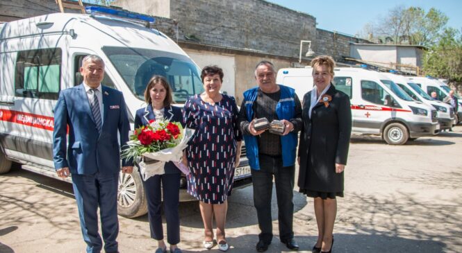 Депутаты поздравили с профессиональным праздником медиков скорой помощи