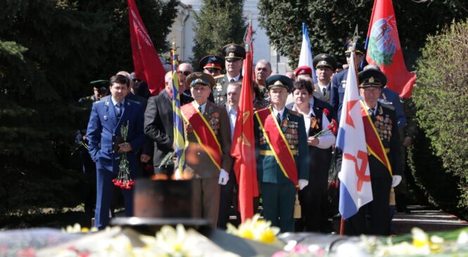 В День освобождения города прошли возложения цветов к мемориалам ВОВ