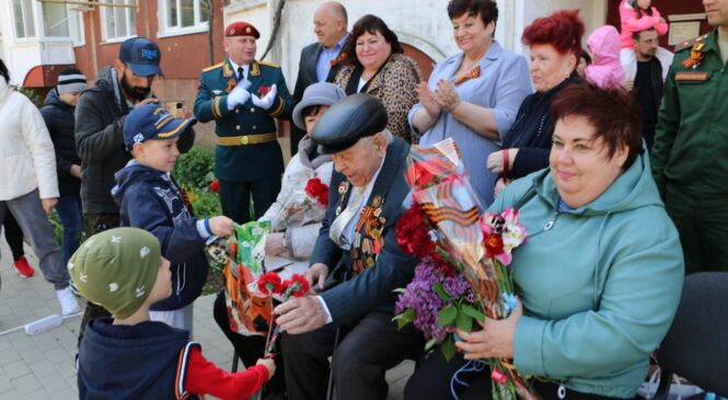 Керченские ветераны встречают персональные Парады Победы у своих домов