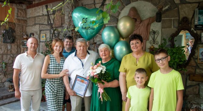 Ольга СОЛОДИЛОВА поздравила керченскую пару с 55-летием брака