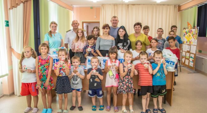 Депутаты помогали собрать в школу воспитанников социально-реабилитационного центра