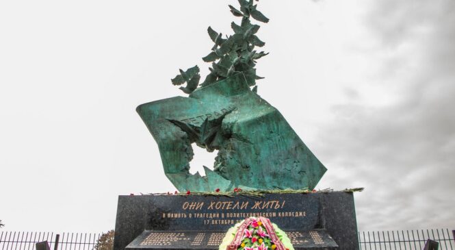 Керчане в четвёртую годовщину трагедии в политехе возложили цветы к мемориалу