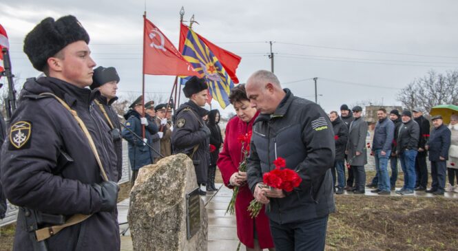 Керчане возложили цветы к могиле неизвестного солдата