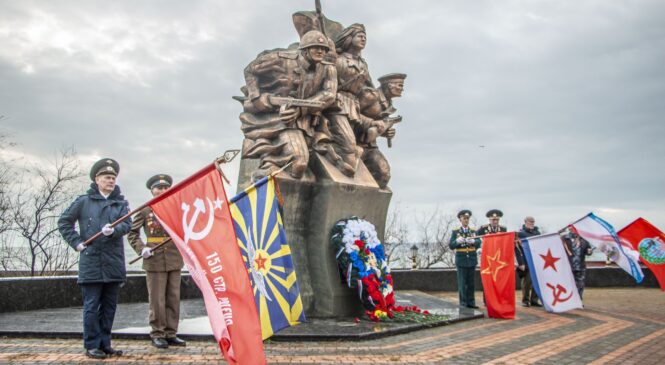 В День начала Керченско-Феодосийского десанта керчане возложили цветы к памятнику на набережной