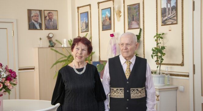 Руководство города поздравляет керченскую пару с 65-летием совместной жизни