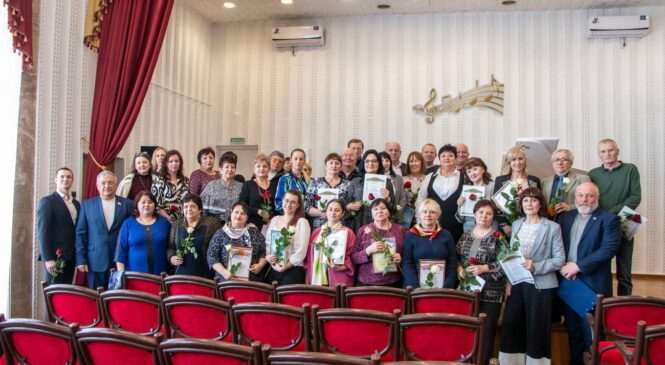 В Керчи работников культуры поздравили необычным концертом