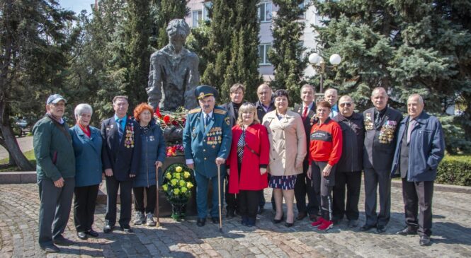 В Керчи возложили цветы к мемориалу в 37-ю годовщину трагедии в Чернобыле