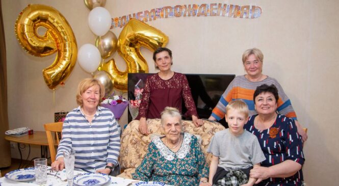 Ольга СОЛОДИЛОВА поздравила с 95-летием заслуженную керчанку Галину ПОПКОВУ