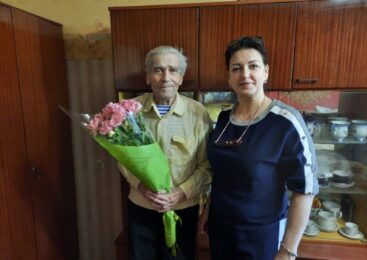 Депутат горсовета Елена ДЕГТЯРЁВА поздравила с 90-летием ветерана Николая ОГИЙ